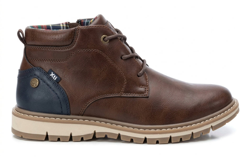 Botín Casual de Hombre XTI Marrón Chocolate con Talonera Azul Marino