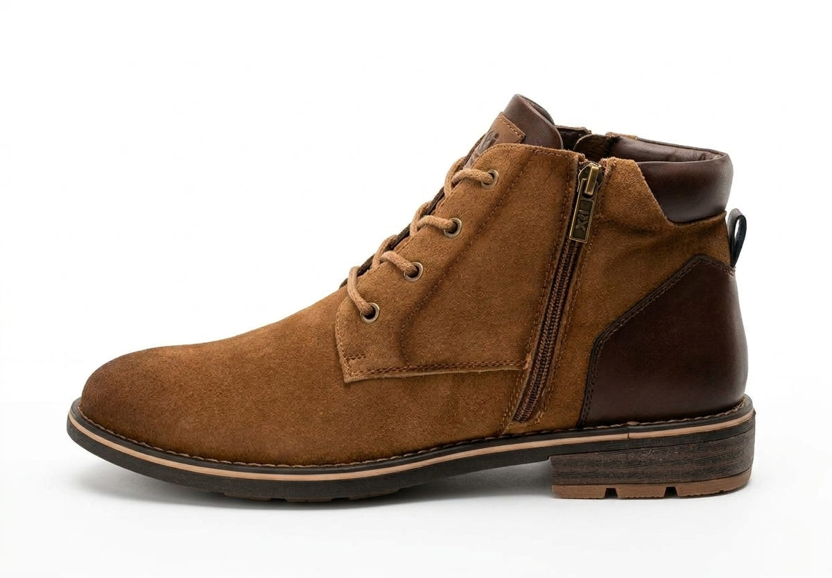 Botín de Hombre XTI en Serraje Camel con Cordones y Talonera Combinada
