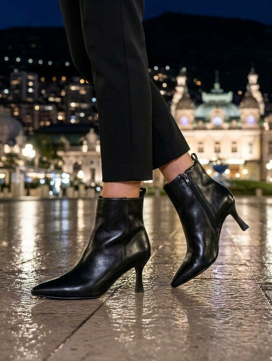 Botines de Piel Negra con Tacón Fino Esculpido y Cuello Recto