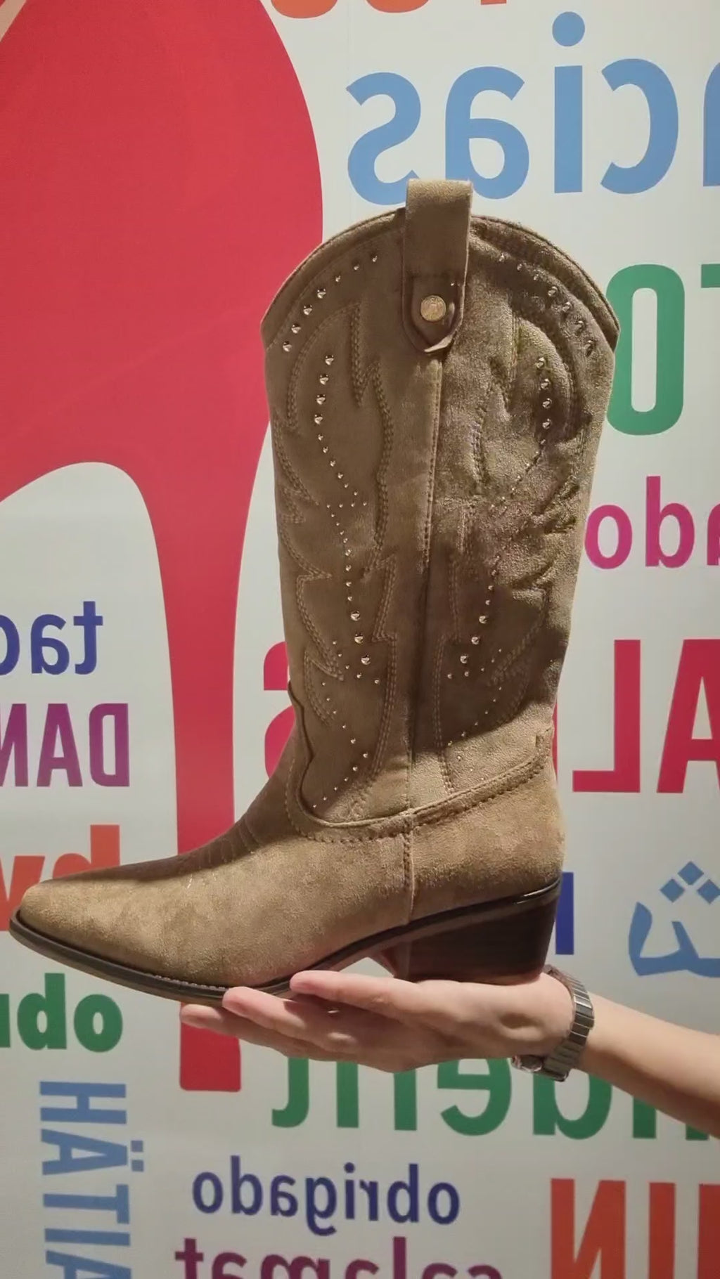 Botas Camperas de Mujer en Serraje Beige Topo con Bordados y Tachuelas