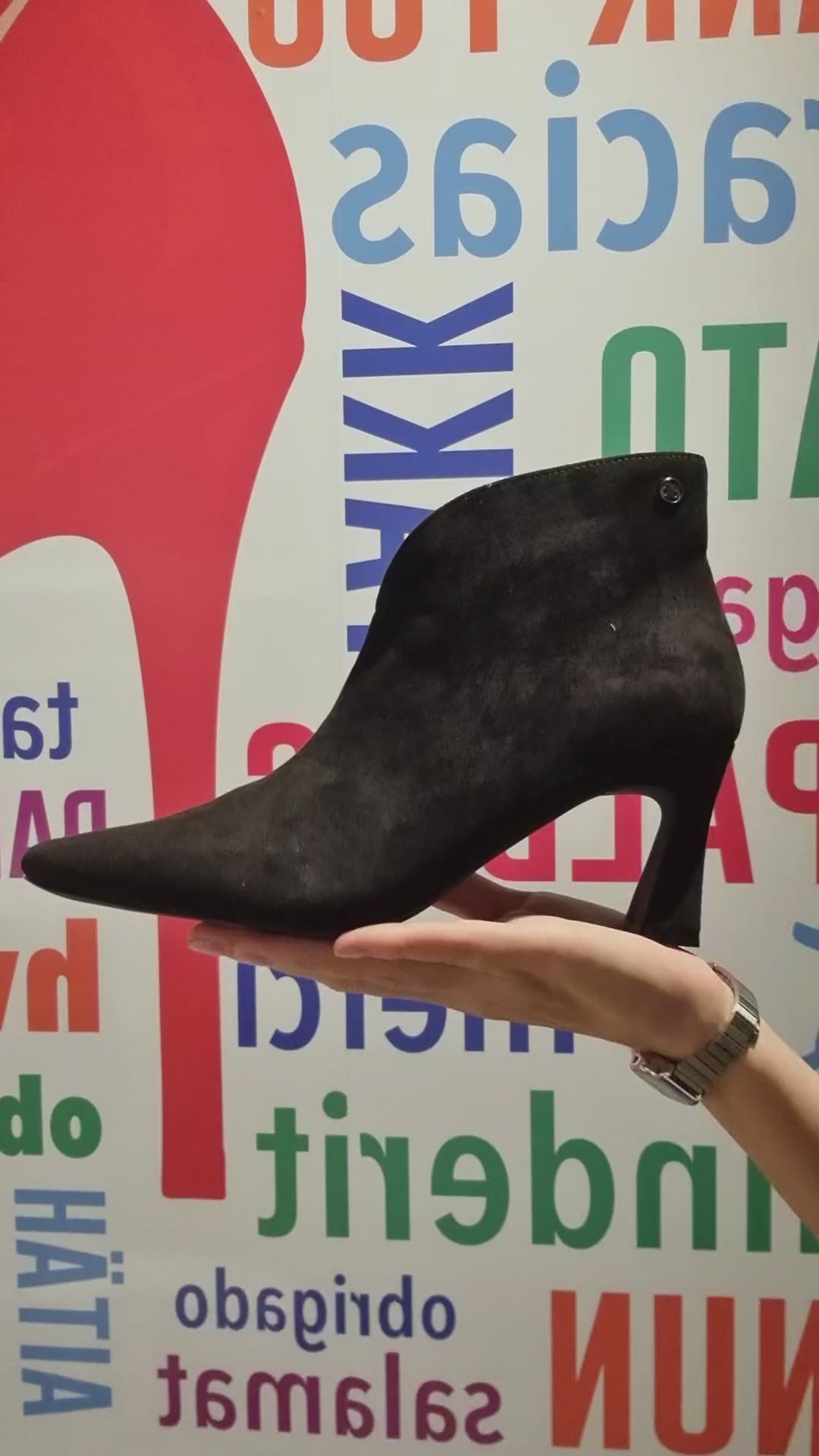 Botines de Ante Negro con Escote en V y Tacón Geométrico