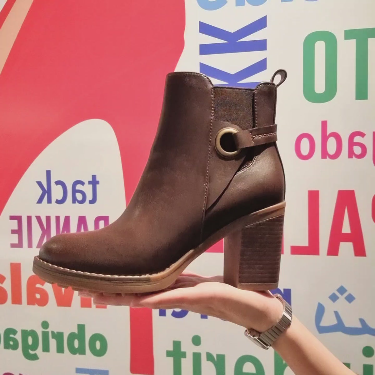 Botines Marrones de Piel Vegana con Tacón Alto y Hebilla Decorativa