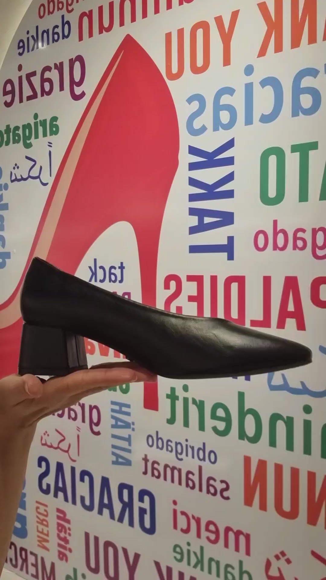Zapato de Salón en Piel Vegana Negra con Tacón Ancho y Puntera Fina