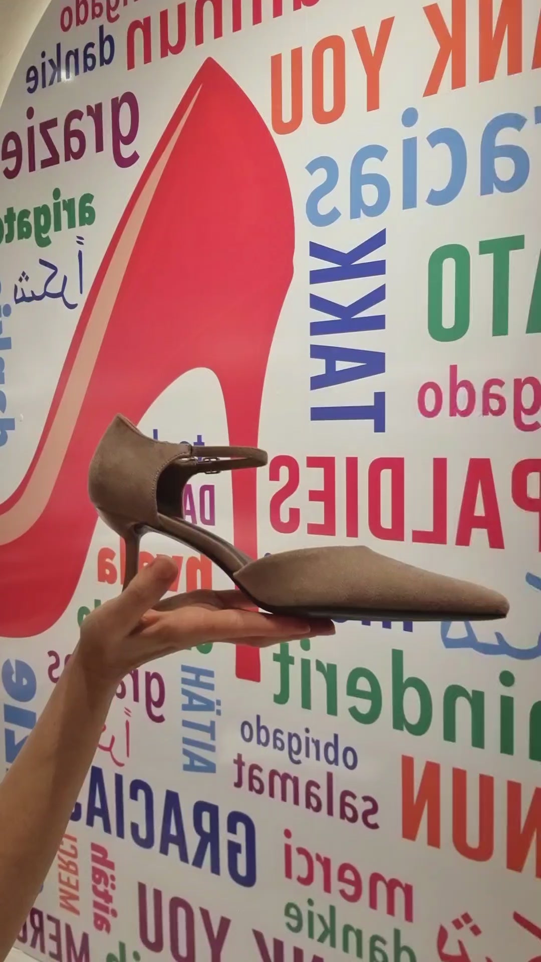 Zapato de Tacón Sensato en Ante Beige con Pulsera al Tobillo