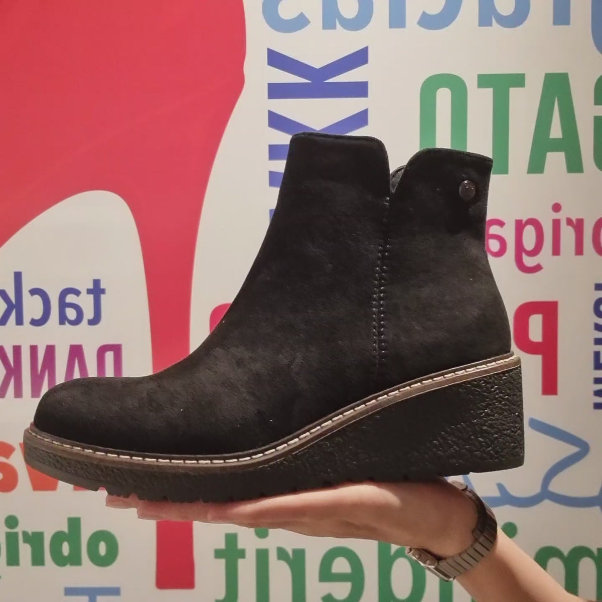 Botines Negros con Cuña en Piel Vegana Efecto Ante